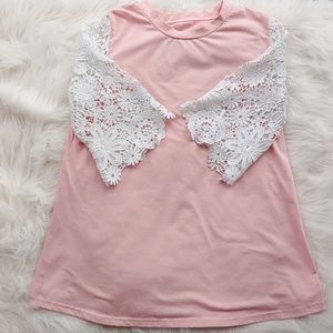 🏵3/$20🏵Unbranded Peach Top with Crochet Sleeves- size Medium